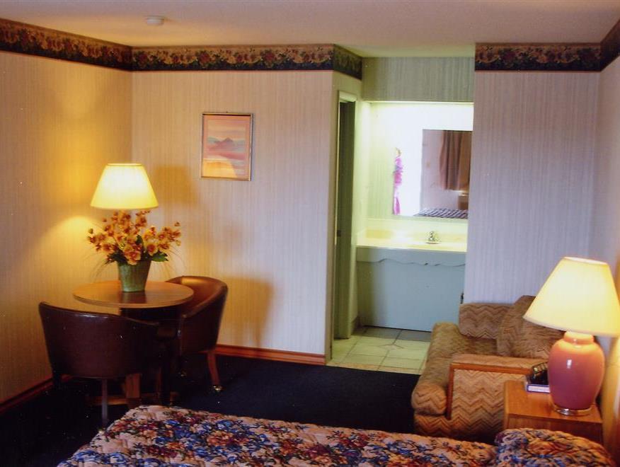 Hillcrest Inn & Suites Озона Екстер'єр фото
