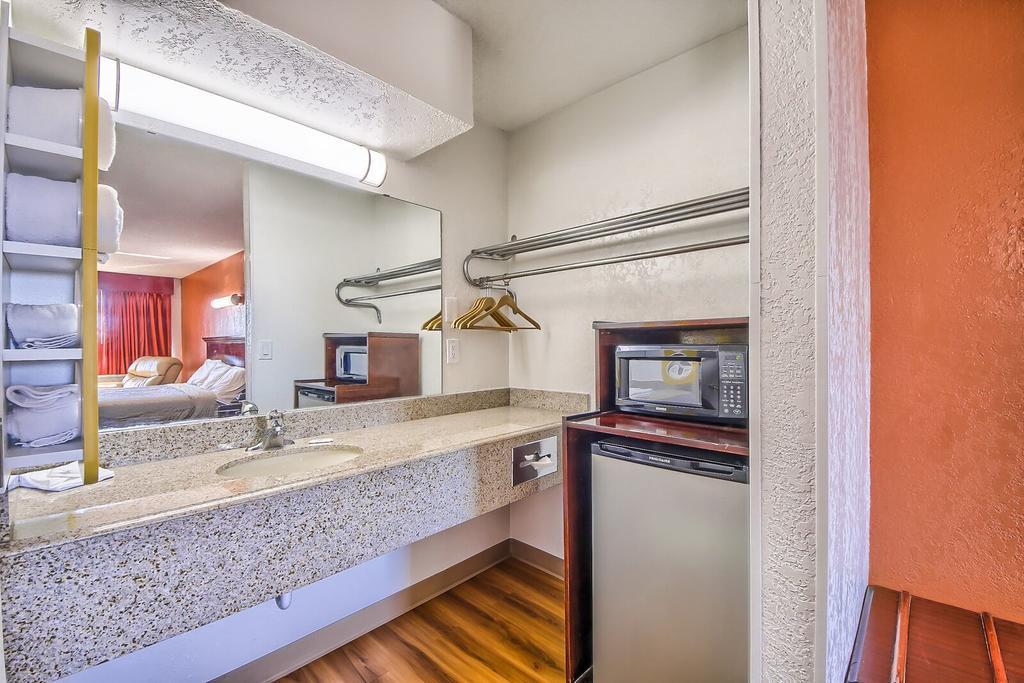 Hillcrest Inn & Suites Озона Екстер'єр фото