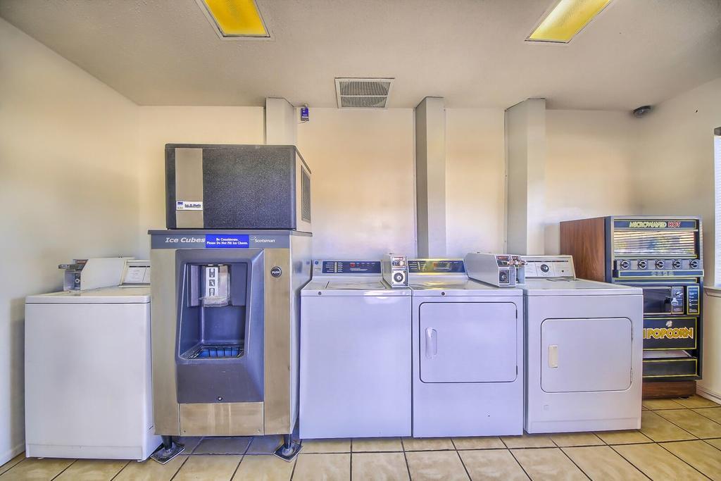 Hillcrest Inn & Suites Озона Екстер'єр фото